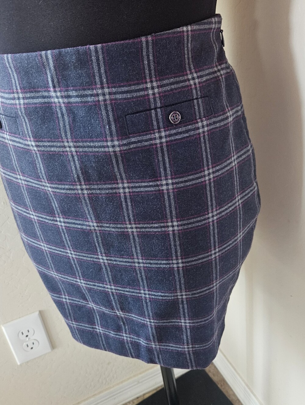 Banana Republic Plaid Gray and Red Mini Pencil Skirt With Zipper